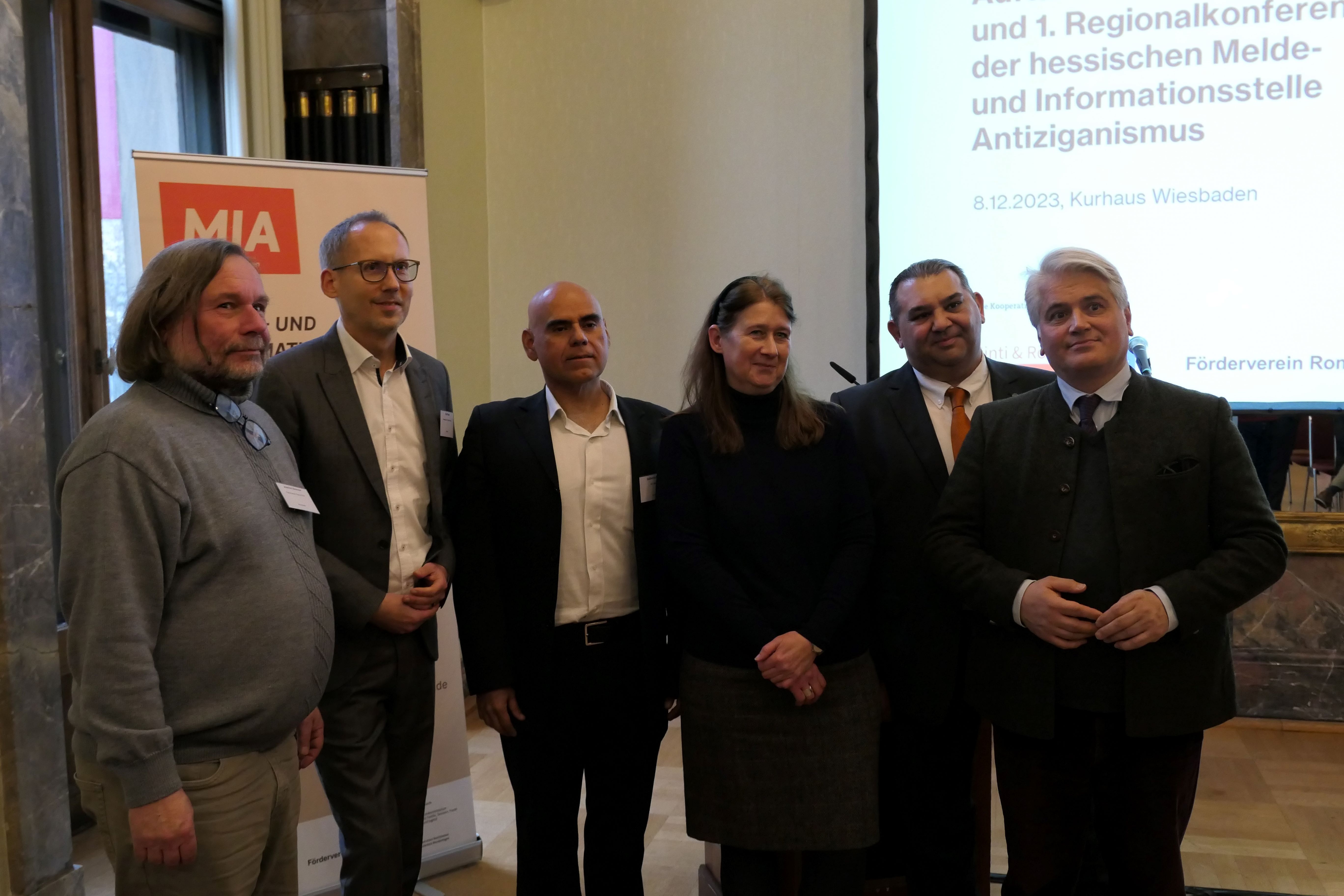 Das Bild zeigt die Redner*innen der 1. MIA Regionalkonferenz alle nebeneinander. Von links: Joachim Brenner, Kai Klose, Dr. Guillermo Ruiz, Dr. Susanne Urban, Rinaldo Strauß, Dr. Mehmet Daimagüler